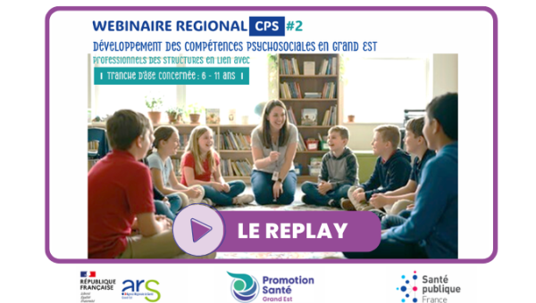 Titre : Votre avis compte, enquête sur vos besoins de formation en promotion de la santé. Plusieurs personnes sont devant un tableau blanc, une femme écrit dessus. 